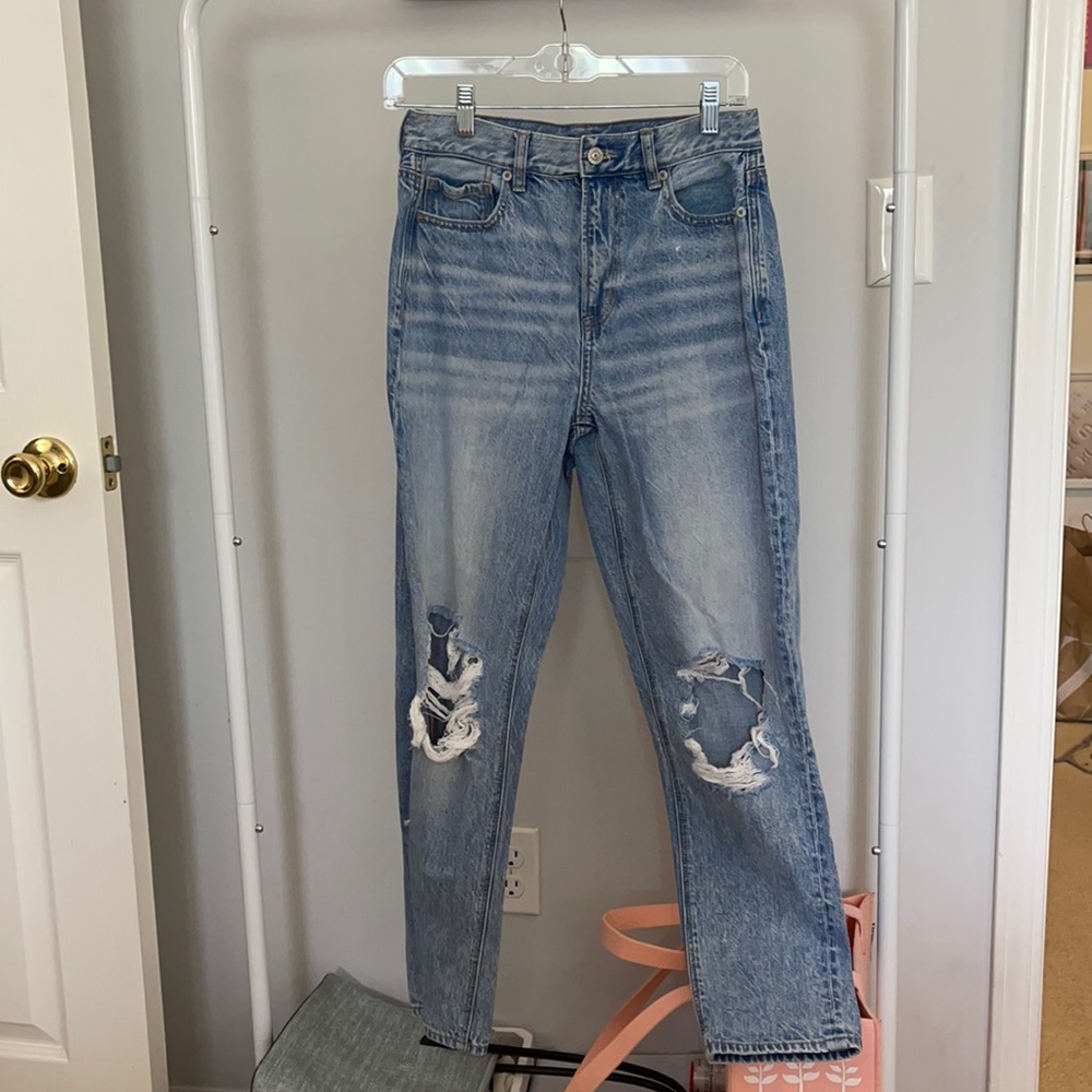 Size 4 American Eagle Mom Jeans!